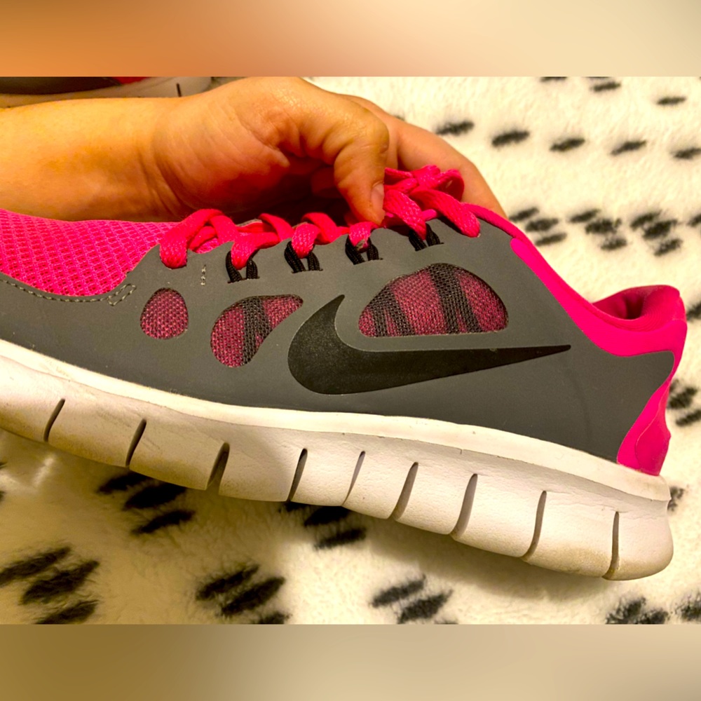 Pink Nike’s - Picture 3 of 6